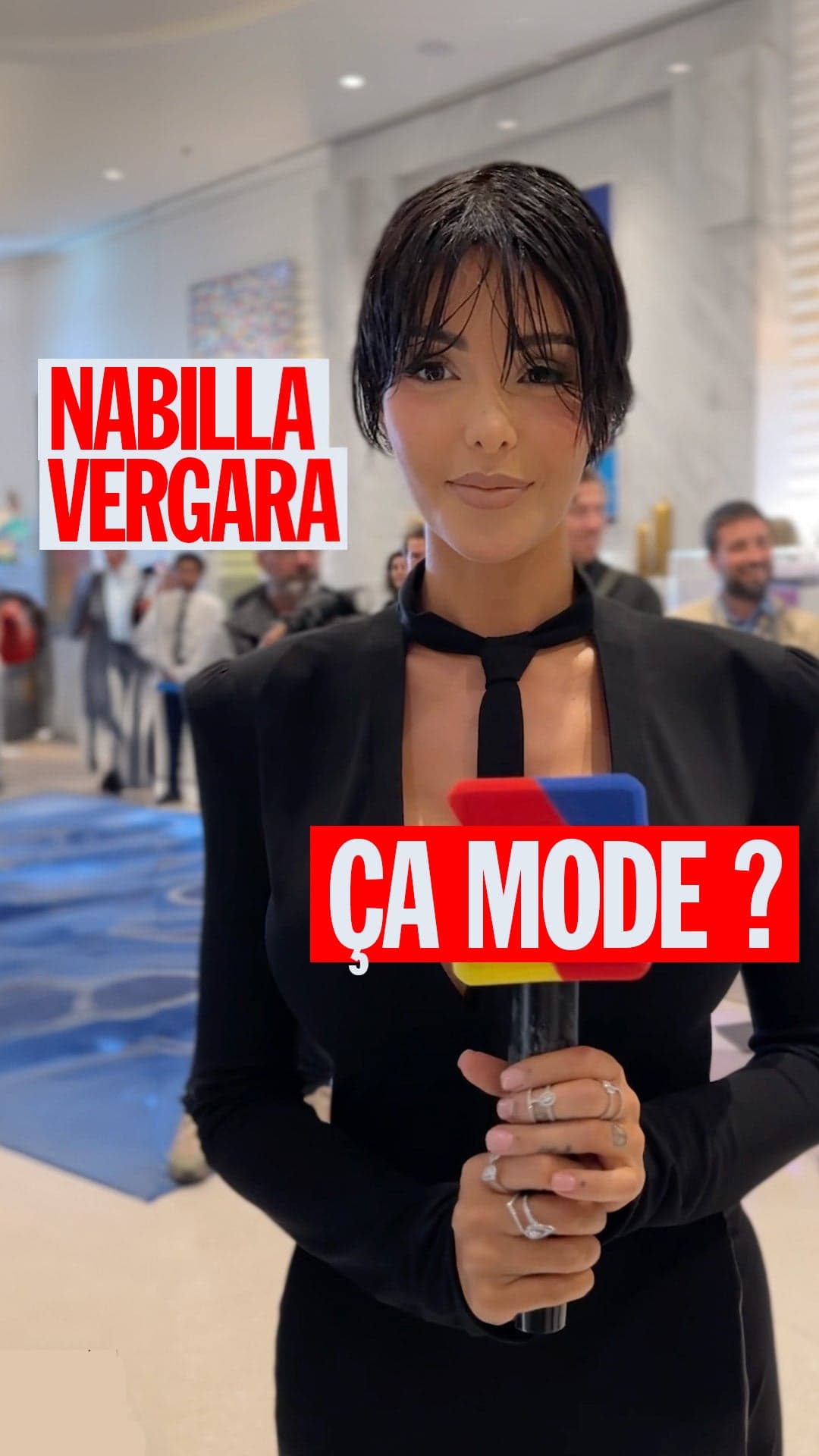 Nabilla a sorti une archive Jean Paul Gaultier pour sa montée des marches au Festival de Cannes