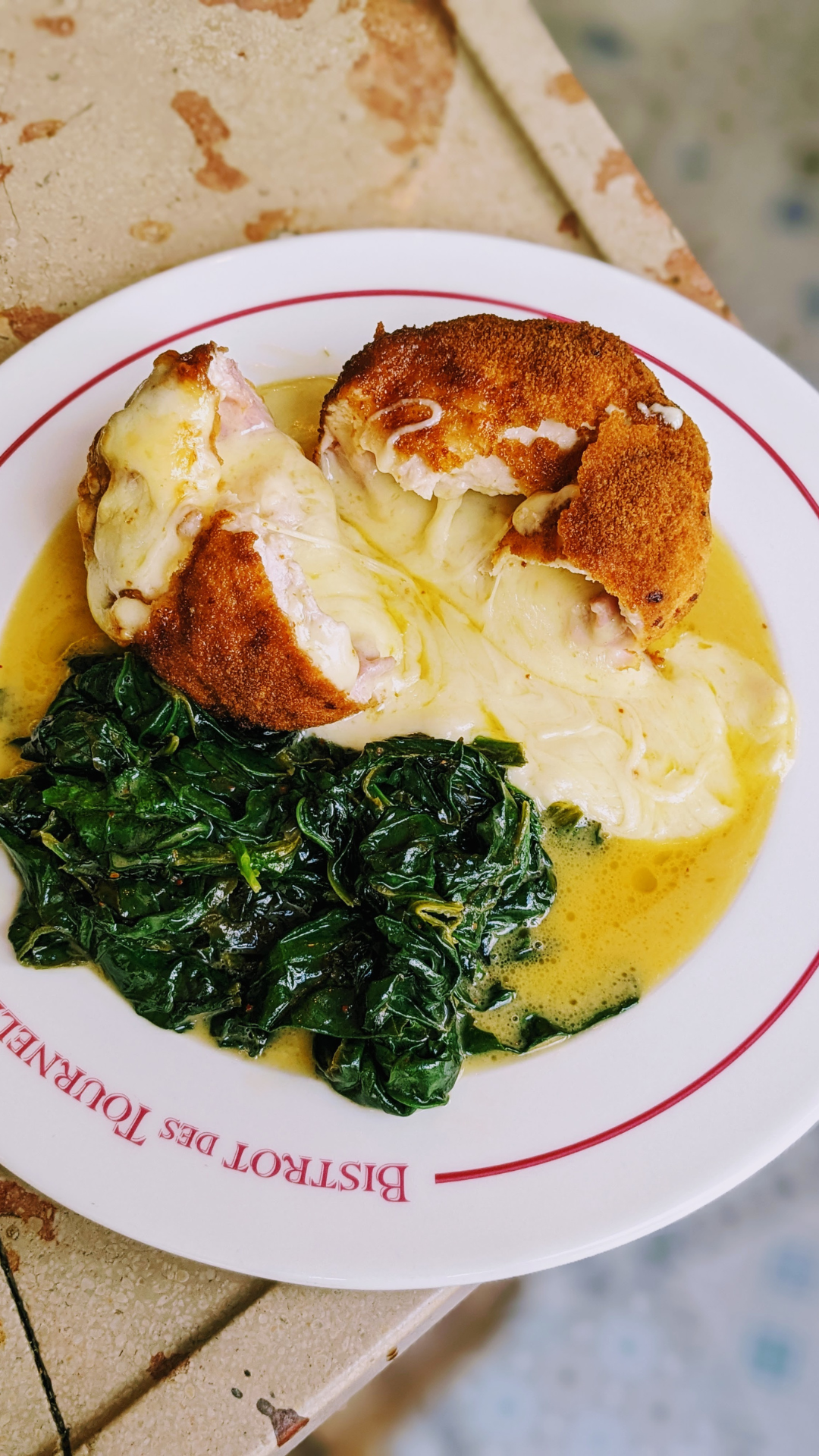 Le Bistrot des Tournelles nous partage leur secret pour reproduire leur plat signature : le cordon-bleu épinards